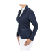 Eine Frau in einer taillierten marineblauen Reitjacke, kombiniert mit einem weißen Rollkragenpullover und weißen Hosen, zeigt einen eleganten, professionellen Look.