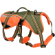 Un harnais pour chien vert et orange avec des bandes réfléchissantes, avec des sangles ajustables et une poignée robuste sur le dessus.