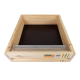 Holzrahmen für ein Haustierbett mit einem Netzrand, mit einem dunklen Boden und dem Logo "My Little Farm" sowie Produktdetails beschriftet.
