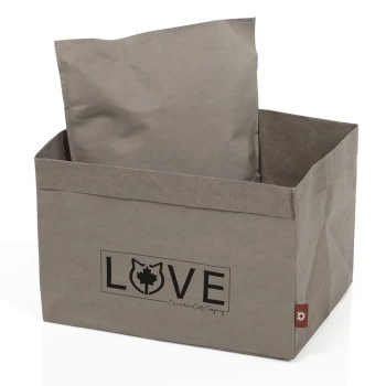 Graue Aufbewahrungsbox mit dem Wort "LOVE" und einem Katzen-Silhouette-Logo, mit einer gefalteten Tasche im Inneren.