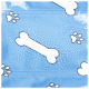 Blauer Stoff mit weißen Knochen- und Pfotenabdruckmustern, mit Wassertropfen auf der Oberfläche.