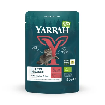 Yarrah Bio-Katzenfutterbeutel mit einer Katzenillustration, beschriftet 'Filets in Sauce mit Huhn & Rind', 85g.