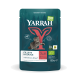 Pochette de nourriture pour chat biologique Yarrah avec une illustration de chat, étiquetée 'Filets en Sauce avec Poulet & Bœuf', 85g.