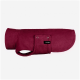 Weinroter Fleece-Hundemantel mit Bauchriemen und schwarzem Etikett mit der Aufschrift 'THE DOG IDEA'
