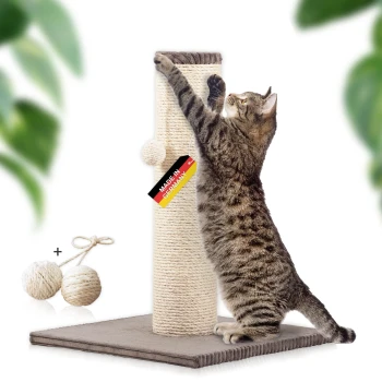 Getigerte Katze kratzt an einem beigen Sisal-Kratzbaum mit „Made in Germany“-Etikett und zwei Seilbällen auf grauem Sockel.