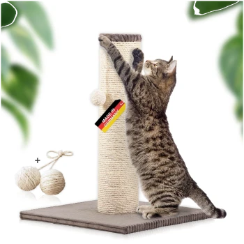 Getigerte Katze kratzt an einem beigen Sisal-Kratzbaum mit „Made in Germany“-Etikett und zwei Seilbällen auf grauem Sockel.