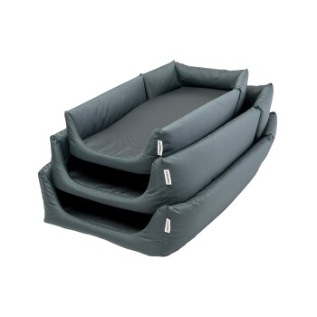 Drei gestapelte Haustierbetten in dunkelgrauer Farbe, mit weichen Seiten und einer flachen Schlafoberfläche, ideal für Haustiere, um bequem zu ruhen.