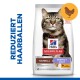 Tüte mit Hill's Science Plan Katzenfutter mit einer getigerten Katze, beschriftet mit "REDUZIERT HAARBALLEN", hebt die Reduzierung von Haarballen und Vorteile für das Fell hervor.