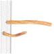 Zwei natürliche Holzstangen, die an einem Metallvogelkäfig befestigt sind, eine längere und eine kürzere, die ihre strukturierten Oberflächen zeigen.