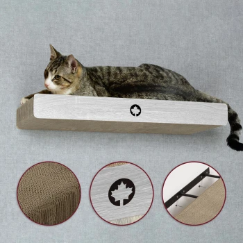 Kratzbrett Cloud für die Wand hellgrau Eine getigerte Katze, die auf einem Holzregal mit einem Logo entspannt, mit Nahaufnahmen der Textur und des Designs des Regals.