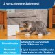 Eine verspielte grau-weiße Katze spielt mit einem weißen Spielzeug mit Löchern und einem gelben Ball, beschriftet mit "Einmal-Modus" und "Abwesenheits-Modus."