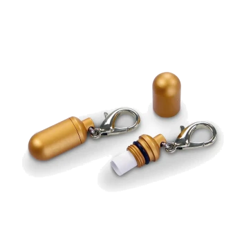 Goldfarbene Haustier-ID-Marken-Kapsel mit Schlüsselanhängerclip, gezeigt geschlossen und offen mit abgeschraubtem Deckel.