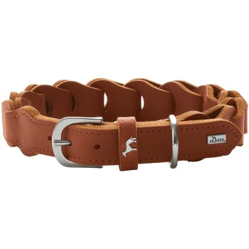 Brauner Lederhundehalsband mit einem einzigartigen wellenförmigen Design, ausgestattet mit einer silbernen Schnalle und einem kleinen Logoanhänger, der "HUNTER" liest.