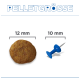 Überschrift „PELLETGRÖSSE“; braunes Tierfutterpellet links mit Beschriftung 12 mm; blaue Reißzwecke rechts als Größenvergleich mit Beschriftung 10 mm.
