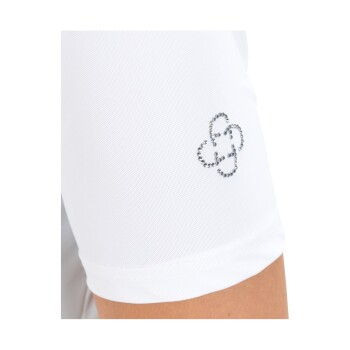 Nahaufnahme eines weißen Hemds mit einem funkelnden Strasslogo-Design.