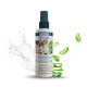 Haustier-Wundsprayflasche mit einem Hund und einer Katze, mit Wasserspritzern und Aloe Vera. Der Text lautet 'Haustier Wundspray' in mehreren Sprachen.