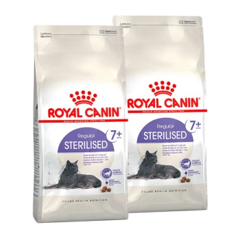 Zwei Säcke Royal Canin Regular Sterilised Katzenfutter für Katzen ab 7 Jahren, mit einer schwarzen Katze auf der Verpackung.