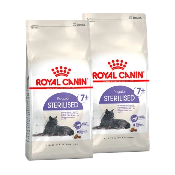 Zwei Säcke Royal Canin Regular Sterilised Katzenfutter für Katzen ab 7 Jahren, mit einer schwarzen Katze auf der Verpackung.