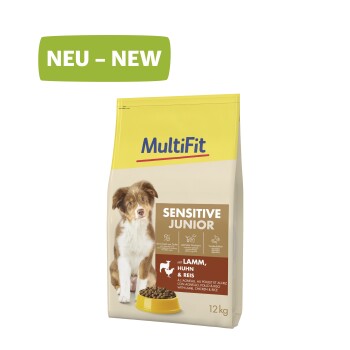Hundefutterbeutel mit der Aufschrift "MultiFit Sensitive Junior", der einen Welpen zeigt, mit Text, der angibt, dass es Lamm, Huhn und Reis enthält, 12 kg.