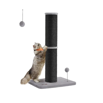 Eine flauschige graue Katze, die einen hohen schwarzen Kratzbaum mit einem grauen Sockel kratzt, mit einem hängenden Ballspielzeug und einem kleinen Ball auf einer Feder.