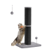 Eine flauschige graue Katze, die einen hohen schwarzen Kratzbaum mit einem grauen Sockel kratzt, mit einem hängenden Ballspielzeug und einem kleinen Ball auf einer Feder.