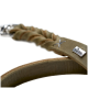 Eine Nahaufnahme einer geflochtenen olivgrünen Hundeleine mit einem silbernen Metallclip und einem kleinen 'HUNTER'-Logo-Anhänger.