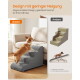 Corgi auf grauen, strukturierten Haustiertreppen neben dem Sofa; Vergleich zeigt rechts steilere Stufen. Text: 'Design mit geringer Neigung'.