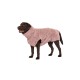 Ein brauner Labrador Retriever trägt einen weichen, rosa Haustierhandtuchmantel, steht und schaut zur Seite vor einem weißen Hintergrund.