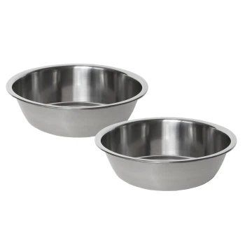 Zwei Edelstahlschüsseln für Haustiere, eine etwas größer als die andere, nebeneinander auf einem weißen Hintergrund platziert.