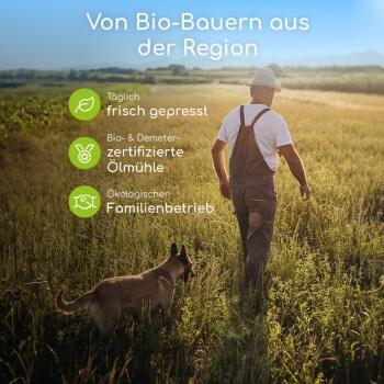 Ein Bauer in Latzhose geht mit einem Hund auf einem Feld, mit Text über biologischen Anbau und einer zertifizierten ökologischen Ölmühle.
