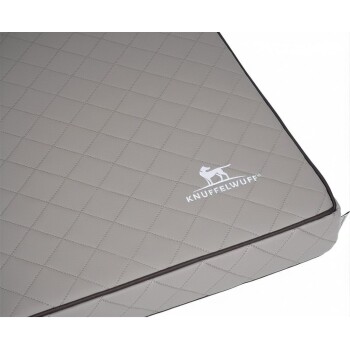 Beige gestepptes Haustierbett mit schwarzem Rand und dem Logo 'KNUFFELWUFFF', das eine Hundesilhouette zeigt.