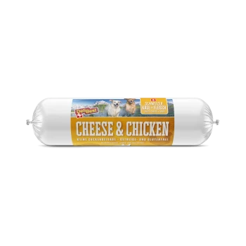 Eine Rolle Hundefutter mit der Aufschrift "Käse & Huhn", zeigt zwei Hunde, die im Wasser spielen, mit Informationen über keinen Zuckerzusatz, Getreide oder Gluten auf Deutsch und Englisch.