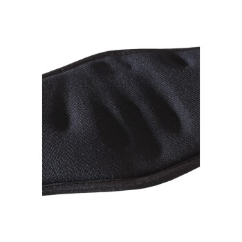 Nahaufnahme eines schwarzen Haustierpflegehandschuhs mit strukturierter Oberfläche zur effektiven Fellentfernung.