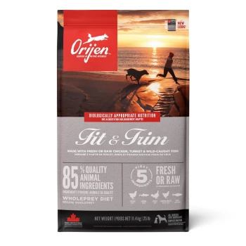 Orijen Fit & Trim hondenvoerzak met een zonsondergang op het strand, met de nadruk op 'Biologisch Geschikte Voeding' en '85% Kwaliteitsdierlijke Ingrediënten.'