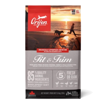 Orijen Fit & Trim Hundefuttertüte mit einer Sonnenuntergangs-Strandszene, die "Biologisch angemessene Ernährung" und "85% hochwertige tierische Zutaten" hervorhebt.