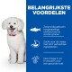 Een fluffy witte hond staat naast een blauw paneel dat de voordelen van huisdiervoeding benadrukt: hoogwaardige eiwitten, maagvriendelijk en omega-3's voor huidgezondheid.