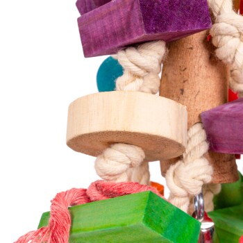 Buntes Holzvogelspielzeug mit verschiedenen Formen, darunter Blöcke und Ringe, die mit natürlichem Seil verbunden sind.