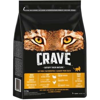 Schwarze Tüte mit Crave Katzenfutter, die ein Nahaufnahme eines Katzenkopfes zeigt, beschriftet mit "Hoher Proteingehalt", "Getreidefrei" und "Befriedige ihre Natur."