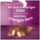 Haustier-Leckerli mit einer knusprigen äußeren Schale und einem weichen, cremigen Kern, begleitet von Text, der seine doppelte Textur hervorhebt.