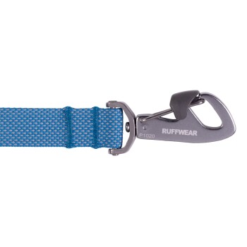 Blaue Hundeleine mit einem stabilen Metallclip, mit dem Markennamen "RUFFWEAR" und der Modellnummer "P1020."