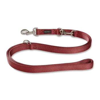 Rote Nylon-Hundeleine mit Metallclips und Ringen, mit der Aufschrift „Wolters“, auf weißem Hintergrund gezeigt.