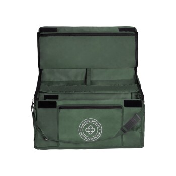 Grüne Reitertasche mit mehreren Fächern, auf der Vorderseite mit dem Logo "4 Horses 4 Riders Just Equestrian".