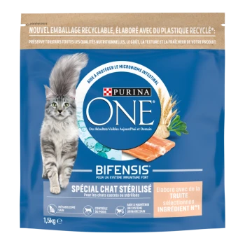 Sac bleu Purina ONE pour chat présentant un chat gris à poil long, BIFENSIS, « Spécial Chat Stérilisé », image de truite, 1,5 kg.