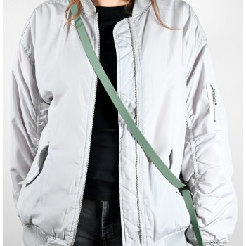 Nahaufnahme eines beigen Biothane-Hundehalsbands mit Wassertropfen, das seine wasserdichten, robusten, veganen und leicht zu reinigenden Eigenschaften zeigt.