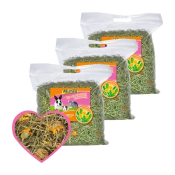 Drei Säcke Mulifit-Heu mit Löwenzahn, mit einem Kaninchen und einem Meerschweinchen auf dem Etikett, mit einem herzförmigen Ausschnitt, der getrocknete Blumen zeigt.