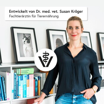 Eine Frau in einem schwarzen Shirt steht neben einem Bücherregal, das mit Büchern und Haustierfotos gefüllt ist. Text: "Entwickelt von Dr. Susan Kröger, Tierernährungsspezialistin."