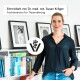 Eine Frau in einem schwarzen Shirt steht neben einem Bücherregal, das mit Büchern und Haustierfotos gefüllt ist. Text: "Entwickelt von Dr. Susan Kröger, Tierernährungsspezialistin."