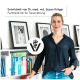 Eine Frau in einem schwarzen Shirt steht neben einem Bücherregal, das mit Büchern und Haustierfotos gefüllt ist. Text: "Entwickelt von Dr. Susan Kröger, Tierernährungsspezialistin."