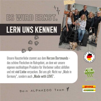 Eine Gruppe in einem Tiergeschäft mit Hunden, die nachhaltige Haustierprodukte aus Dortmund, Deutschland, bewirbt.