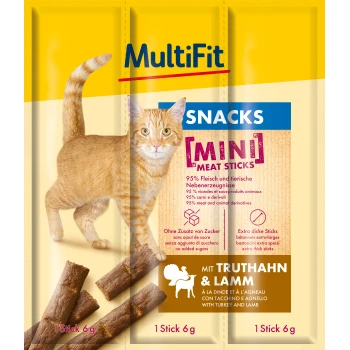 Orangefarbener Tabby-Katze vor der Verpackung von MultiFit Snacks, die "Mini Meat Sticks" mit 95% Fleisch, ohne Zuckerzusatz und mit Truthahn & Lamm zeigt.